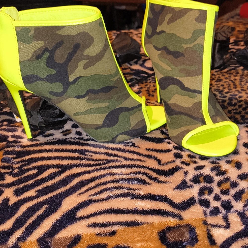 Rouge Helium Neon Green Camouflage Heels